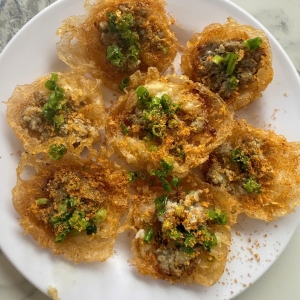 banh-khot-hau-co-gi-khac-banh-khot-tom-ve-cam-giac-khi-an